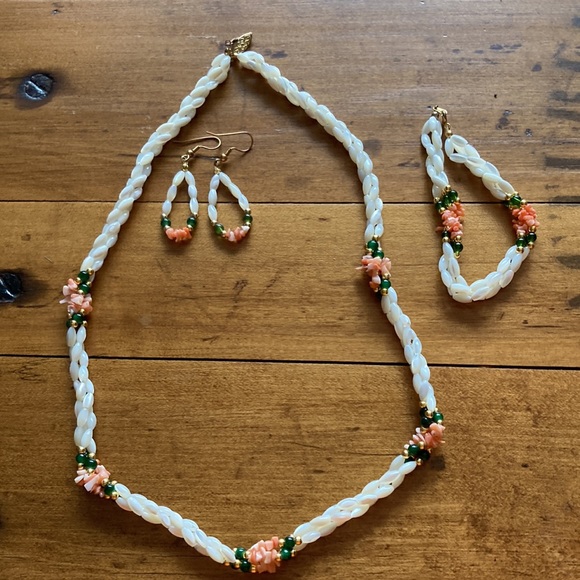 Vintage Twisted Rice Mother Of Pearl, Coral and Jade Set - Picture 6 of 11